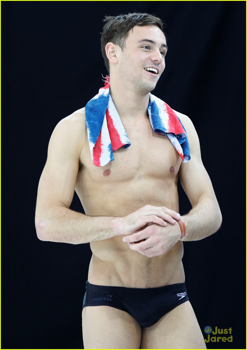 tom daley shows off ripped body after winning gold 17