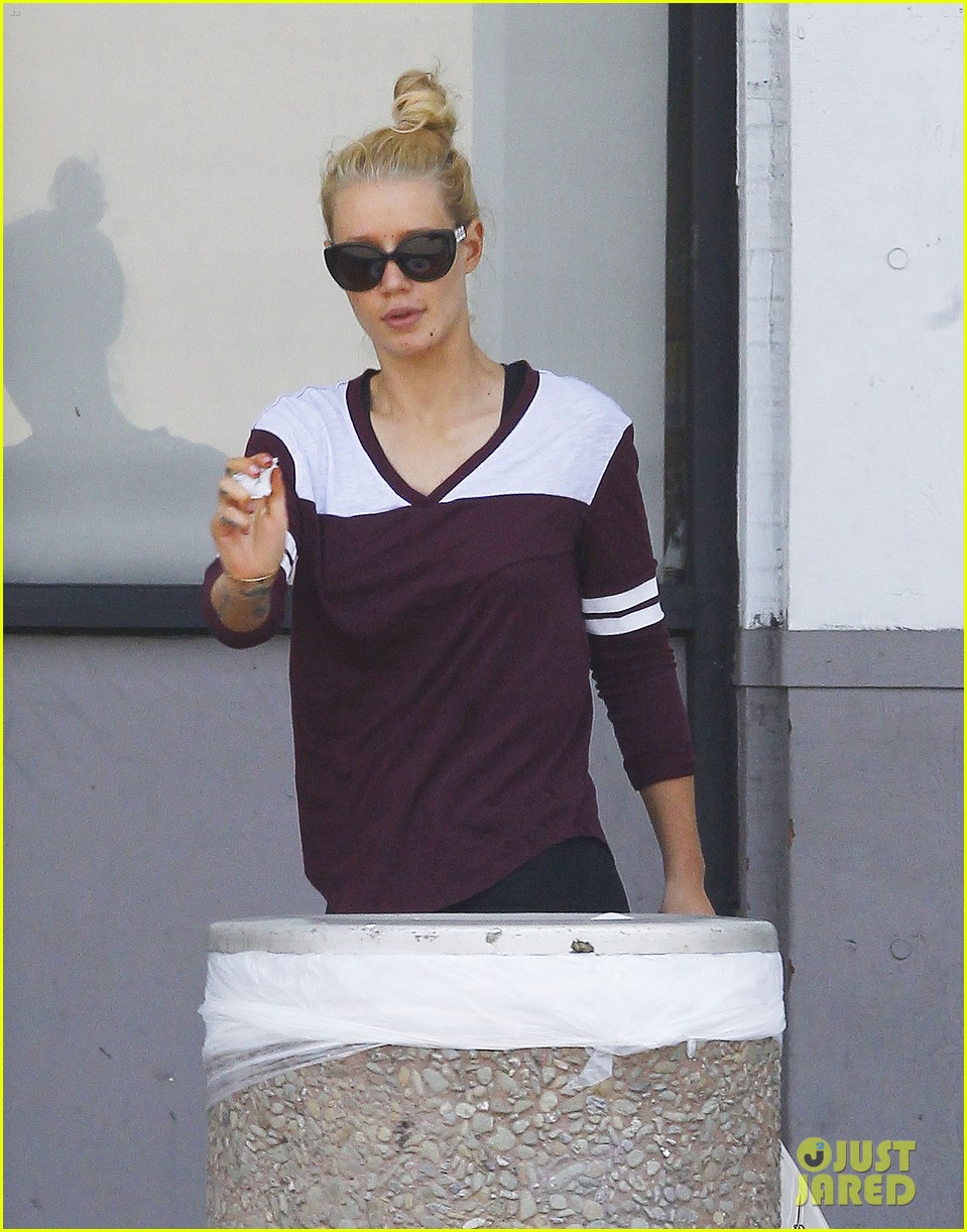 iggy azalea steps out after cancelling her tour 09