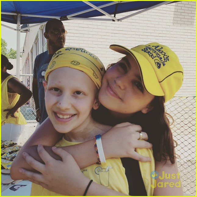 bailee madison lemonade stand philly 01