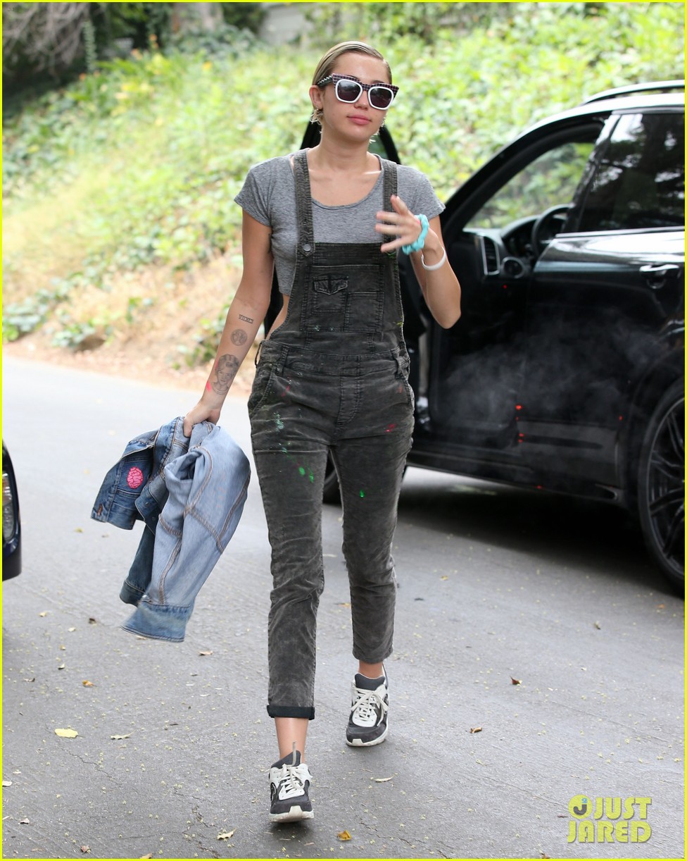 miley cyrus paint covered overalls 09