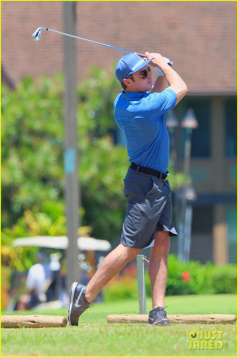 zac efron golfing in hawaii 14