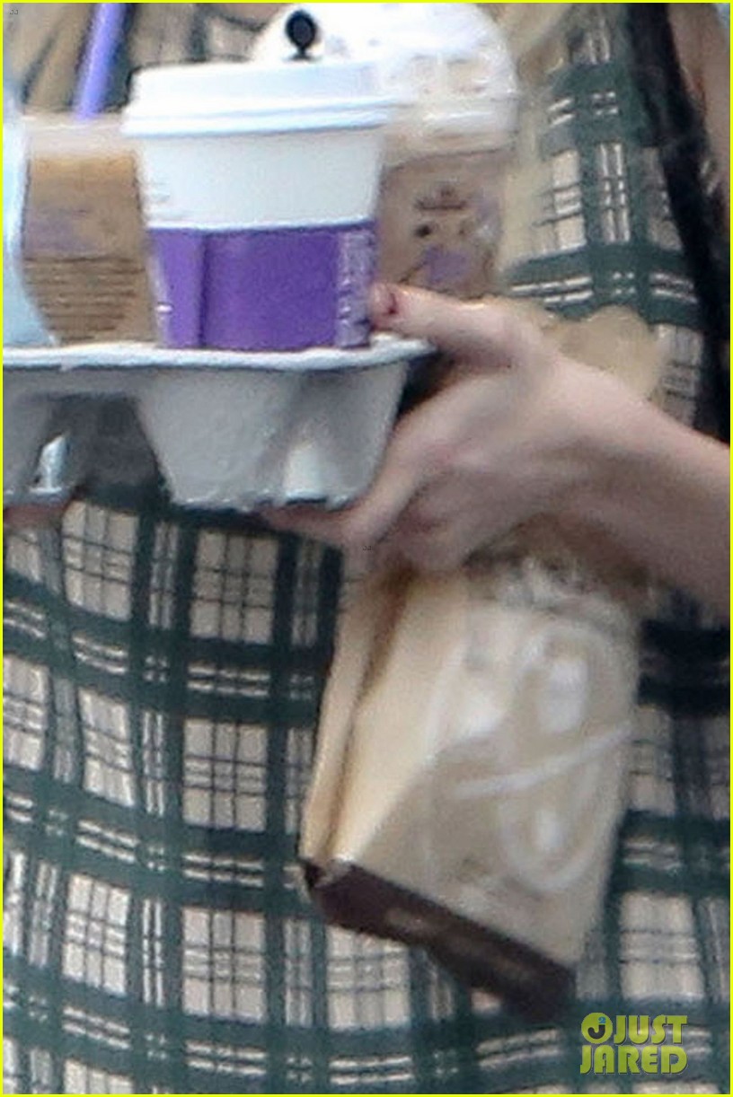 emma roberts coffee after ending engagement 03