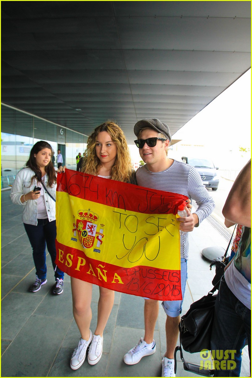 niall horan jets out of barcelona 01