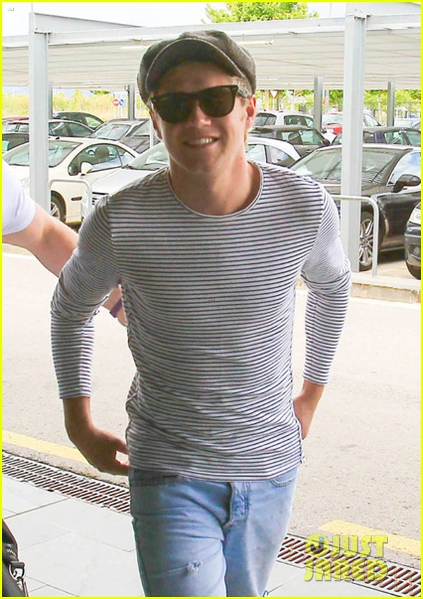 niall horan jets out of barcelona 03