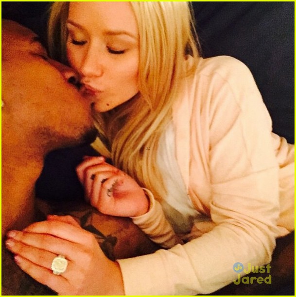iggy azalea shows off massive ring in her engagement photos 05