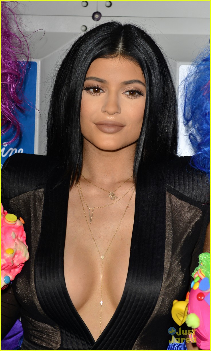 kylie jenner dress held by duct tape 04