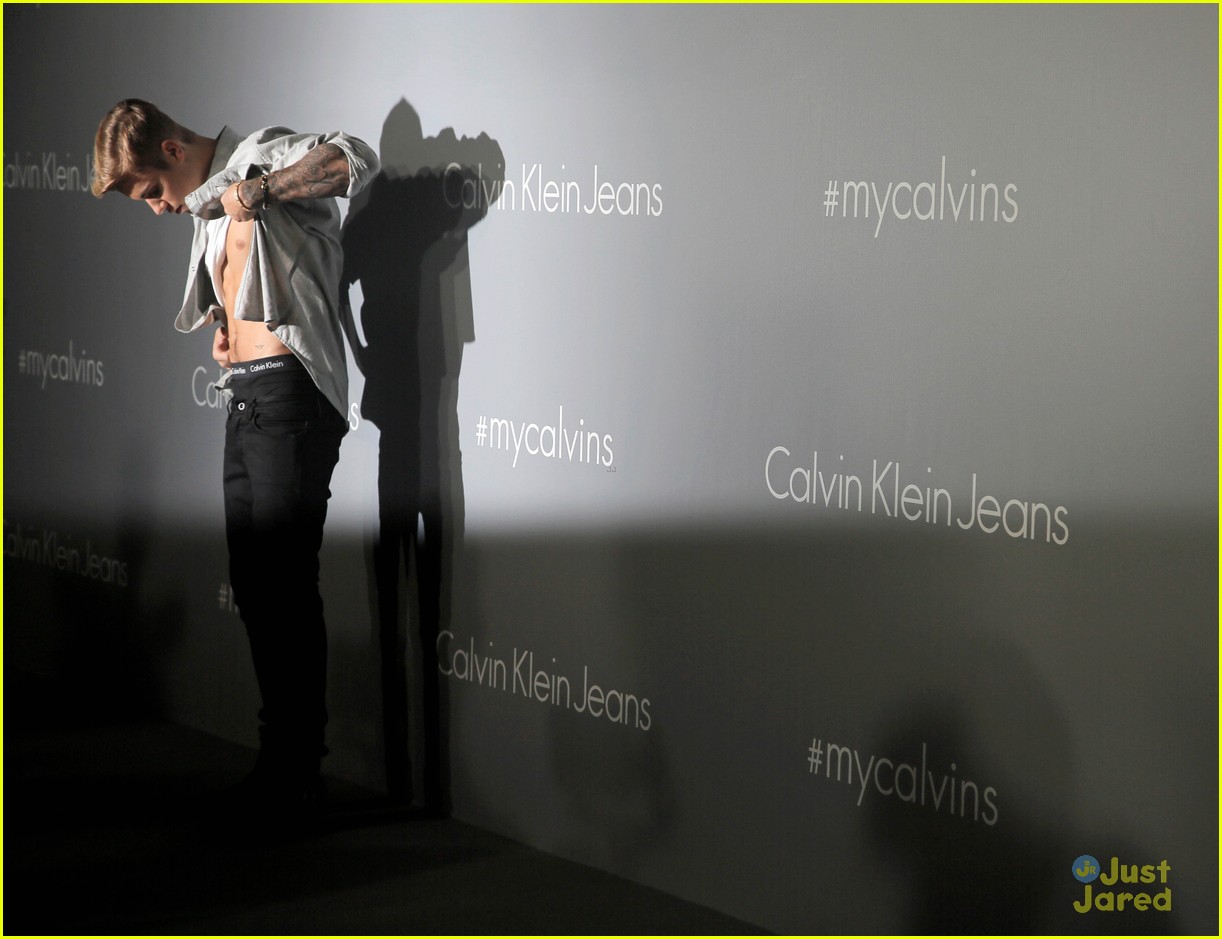 justin bieber flashes abs at calvin klein event with kendall jenner 02