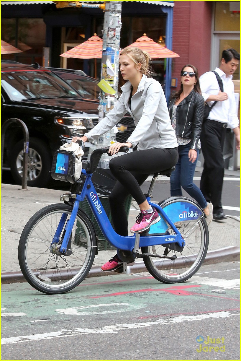 karlie kloss bikes around nyc moscow return 06