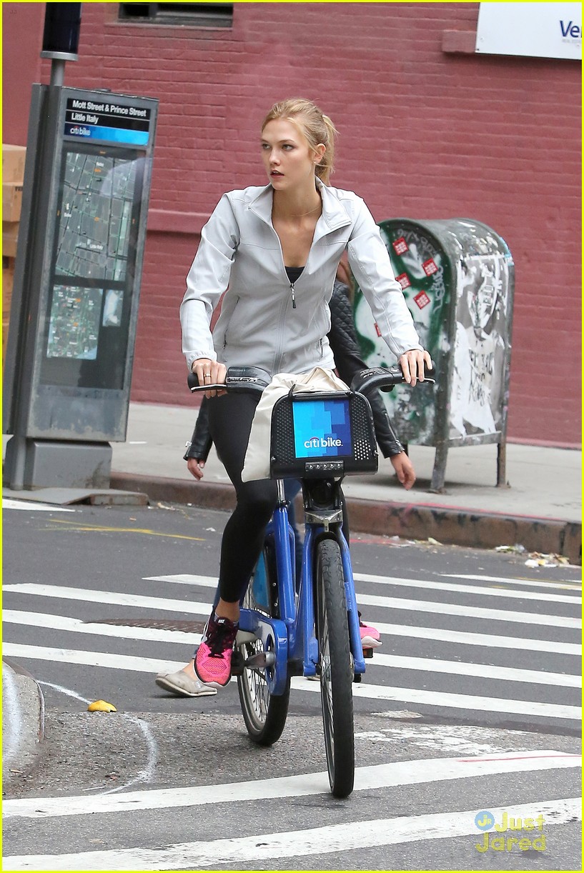 karlie kloss bikes around nyc moscow return 07