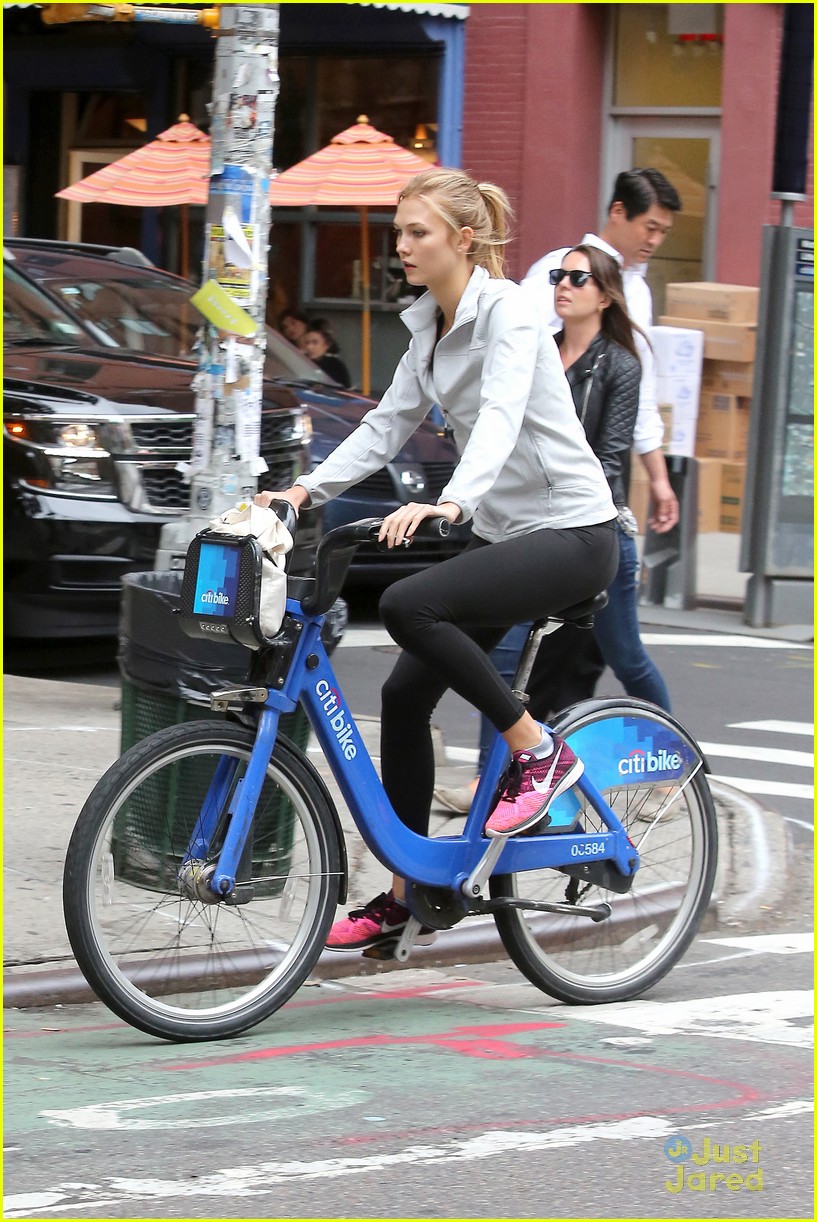 karlie kloss bikes around nyc moscow return 09