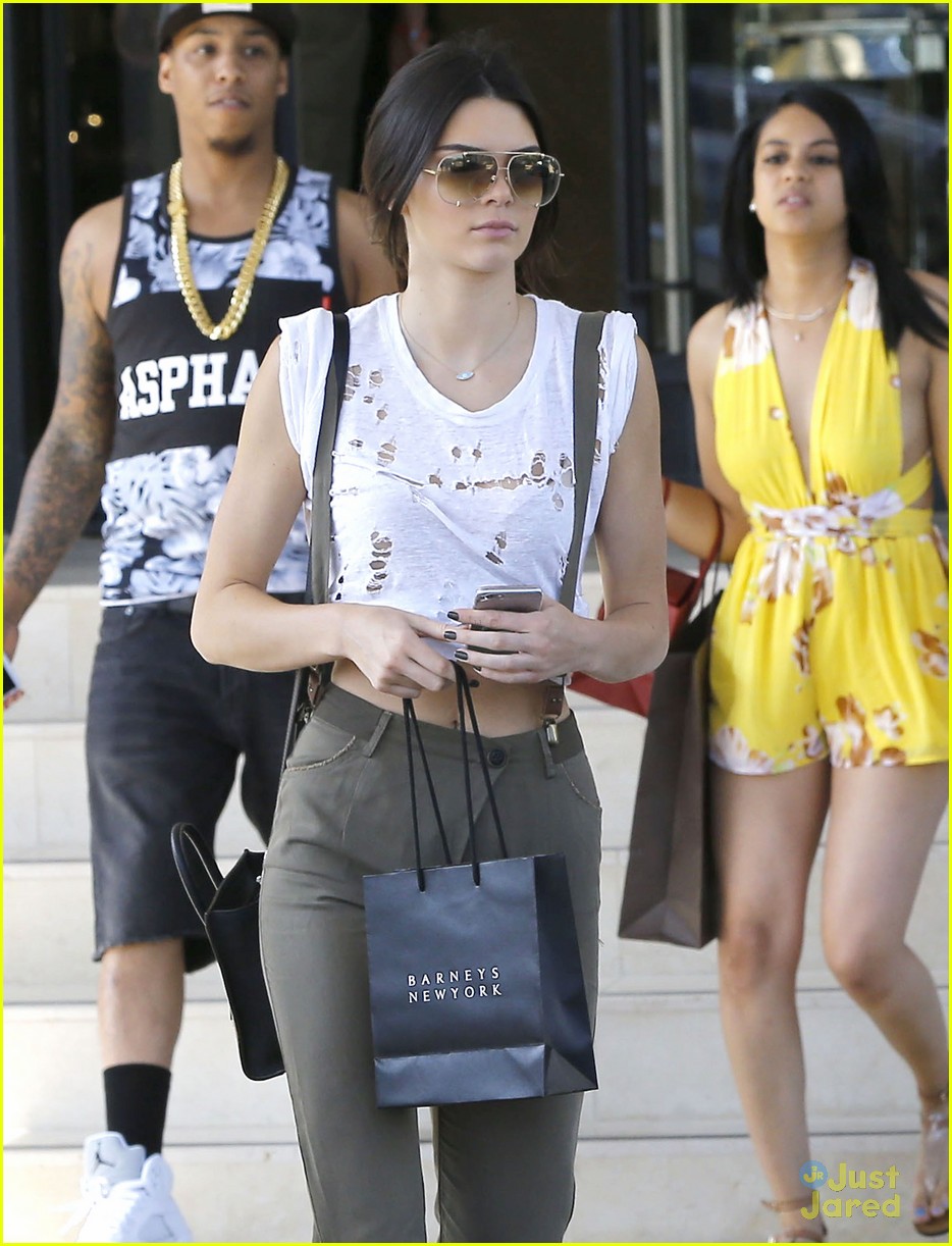 kendall jenner gets in retail therapy after china trip 04