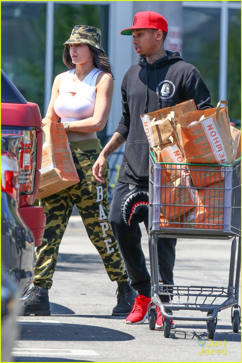 kylie jenner tyga go grocery shopping together 01