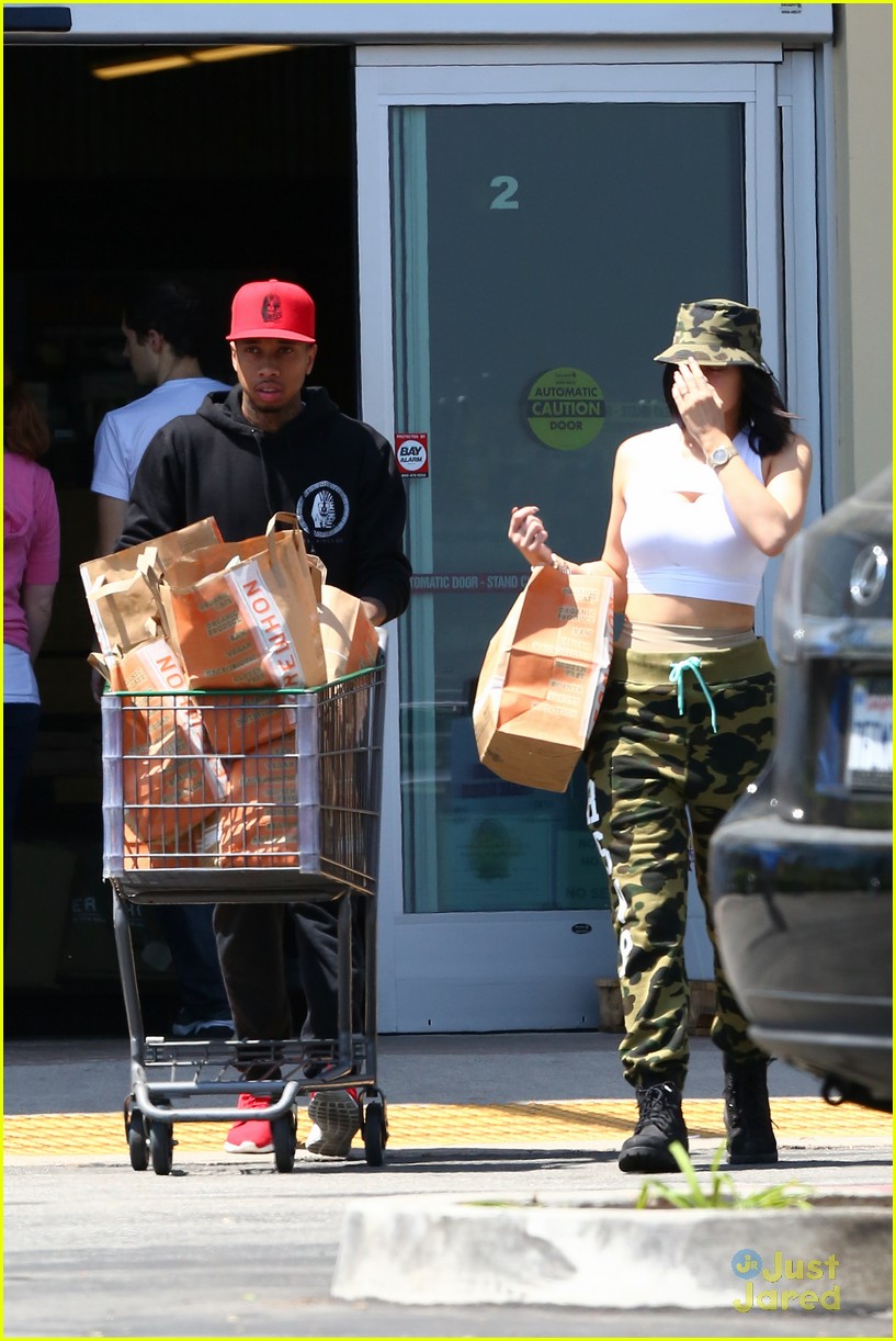 kylie jenner tyga go grocery shopping together 09