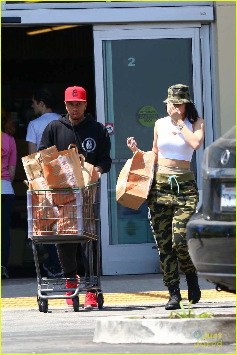 kylie jenner tyga go grocery shopping together 12