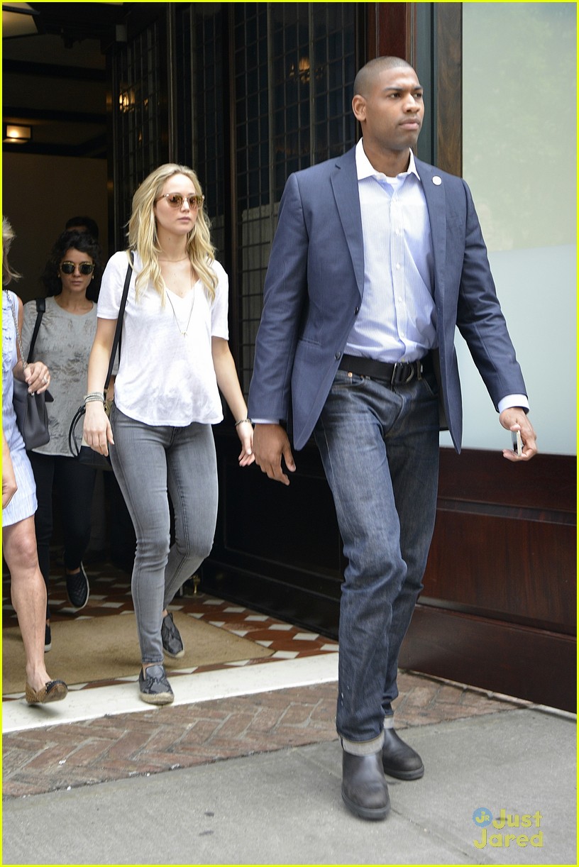 Jennifer Lawrence Mom Karen Go Apartment Hunting Together In NYC jennifer-lawrence-mom-karen-go-apartment-hunting-together-in-nyc