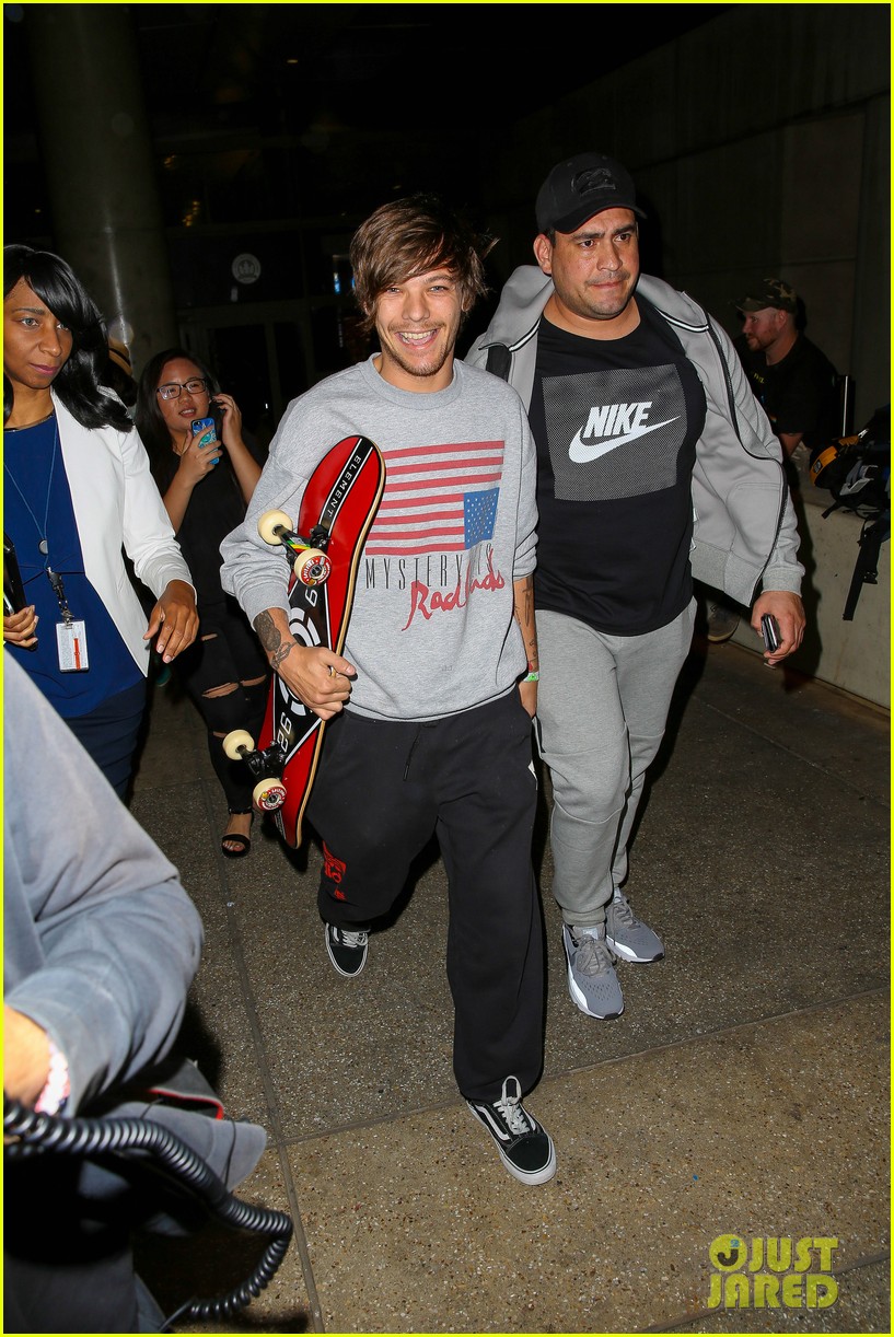 louis tomlinson seen holding hands with model tamara bell 06