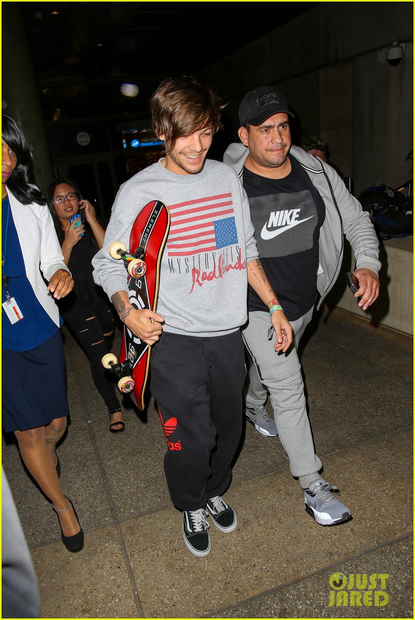 louis tomlinson seen holding hands with model tamara bell 13