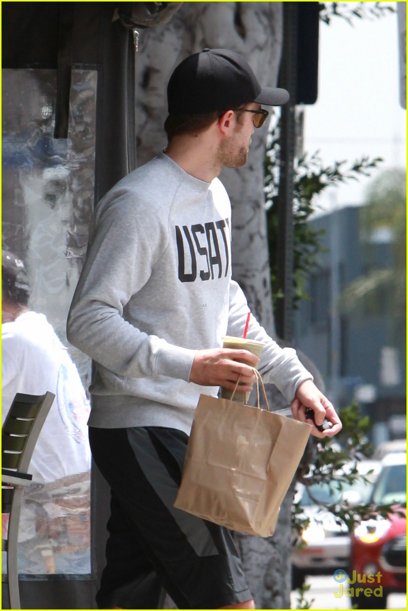 robert pattinson goes incognito at naturewell 02