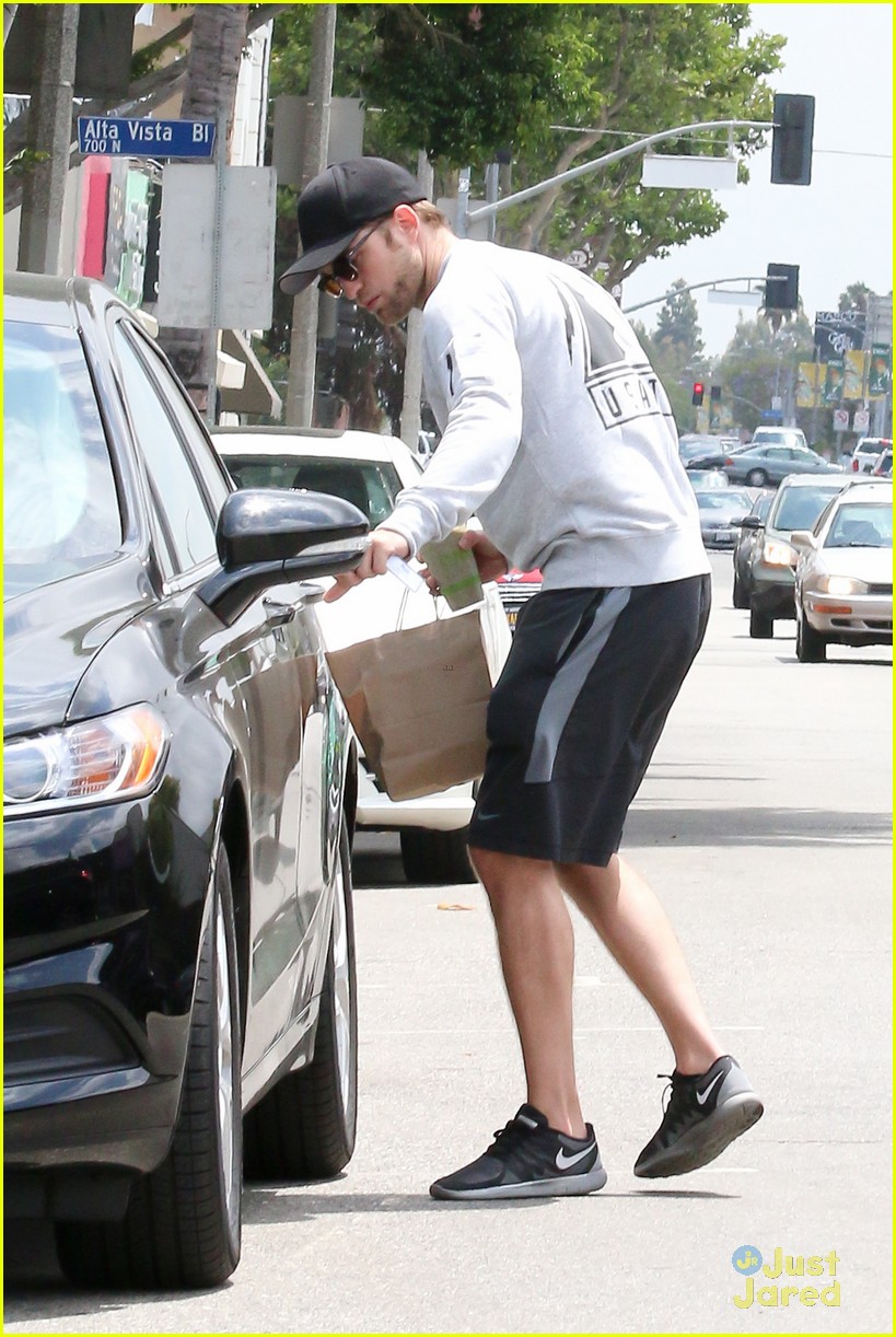 robert pattinson goes incognito at naturewell 03