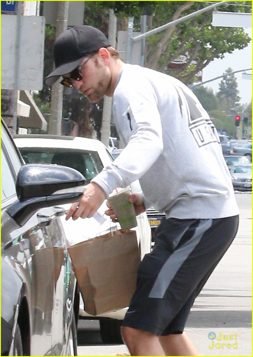robert pattinson goes incognito at naturewell 04