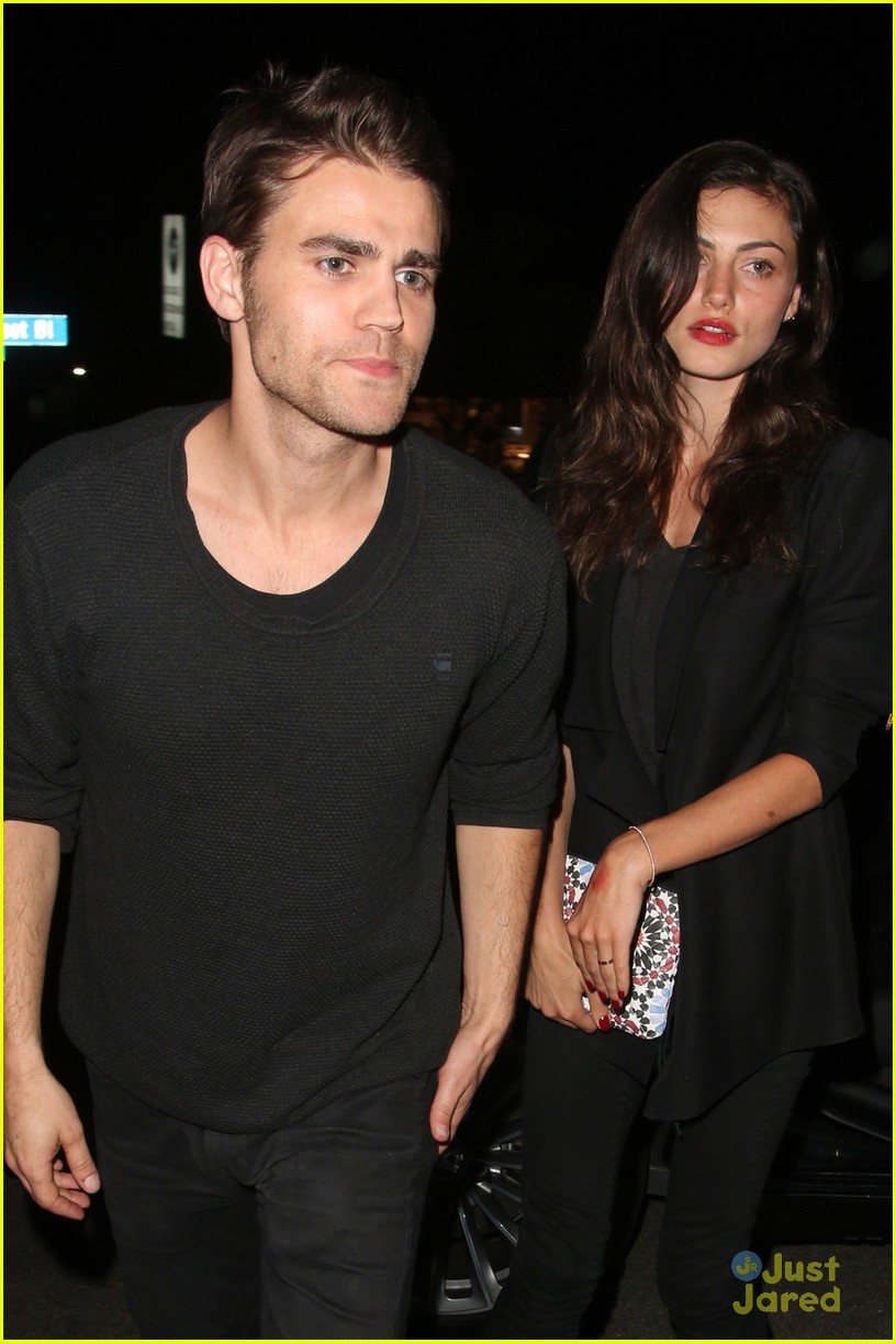paul wesley phoebe tonkin will both be at comic con 2015 01