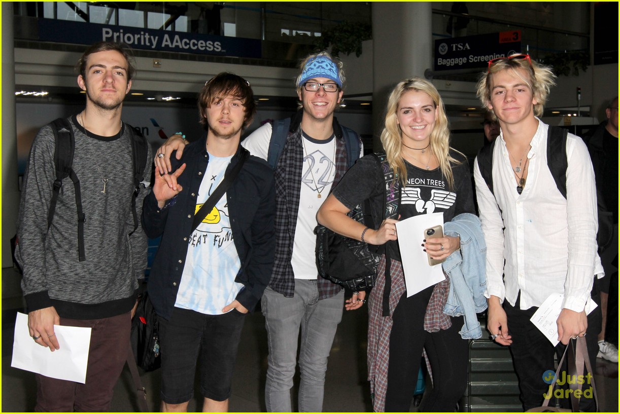 r5 lax airport before summer jam neon trees concert 01
