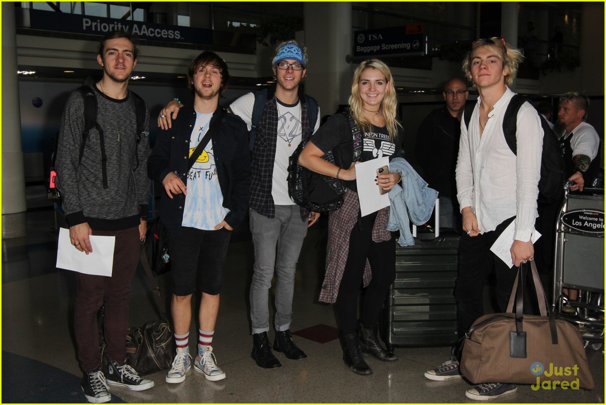 r5 lax airport before summer jam neon trees concert 03