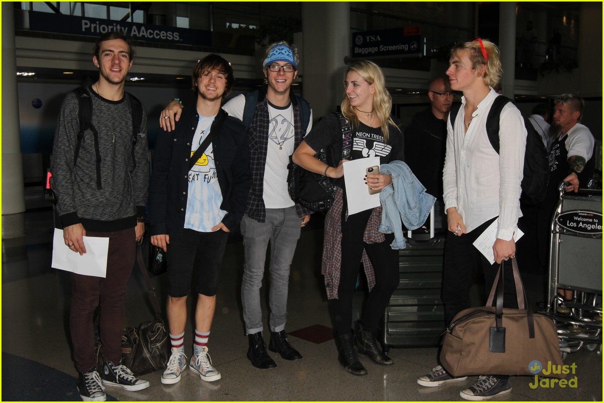 r5 lax airport before summer jam neon trees concert 04