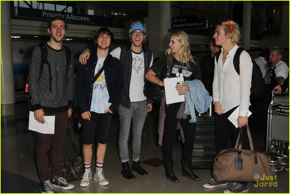 r5 lax airport before summer jam neon trees concert 06