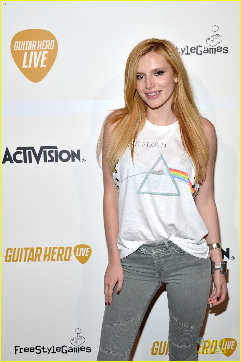bella thorne emily osment are guitar hero fans at e3 02