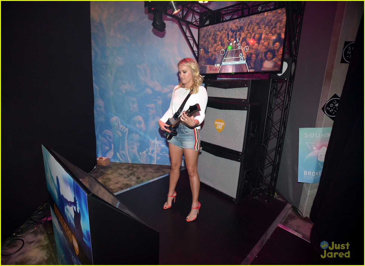 bella thorne emily osment are guitar hero fans at e3 03