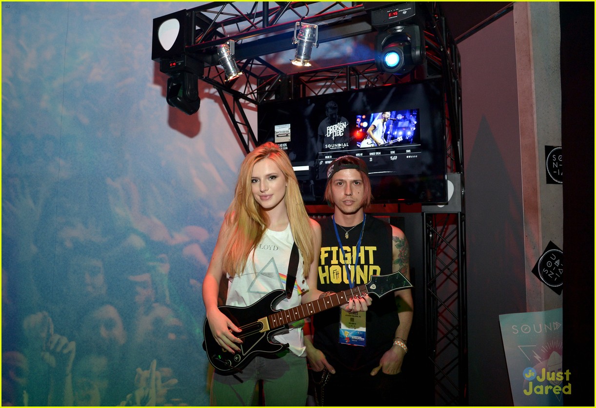 bella thorne emily osment are guitar hero fans at e3 05