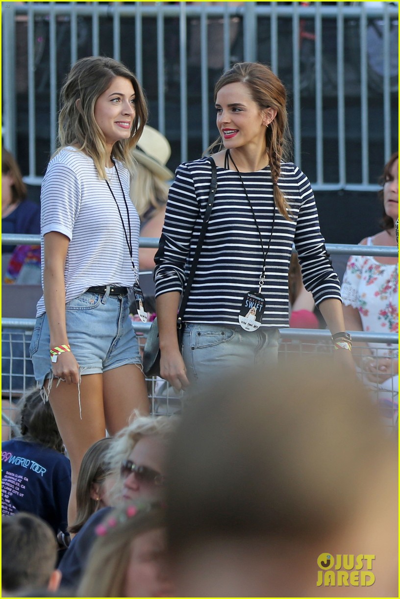 emma watson hangs out at taylor swifts concert 01