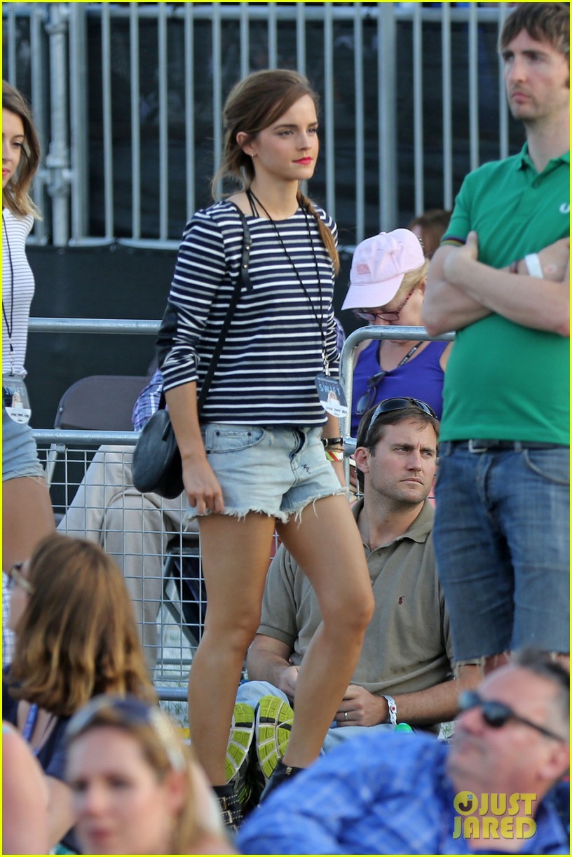 emma watson hangs out at taylor swifts concert 05
