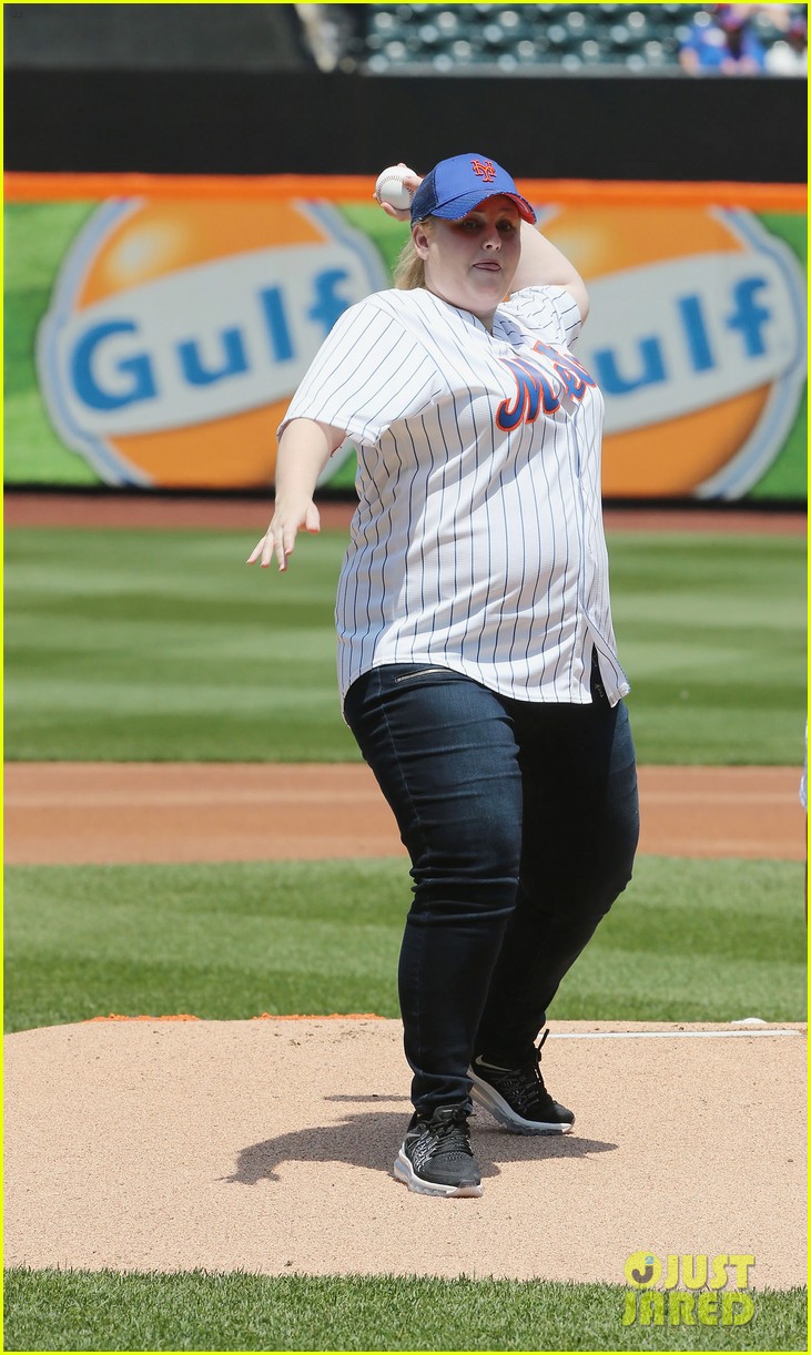 rebel wilson throws out first pitch at mets game 04