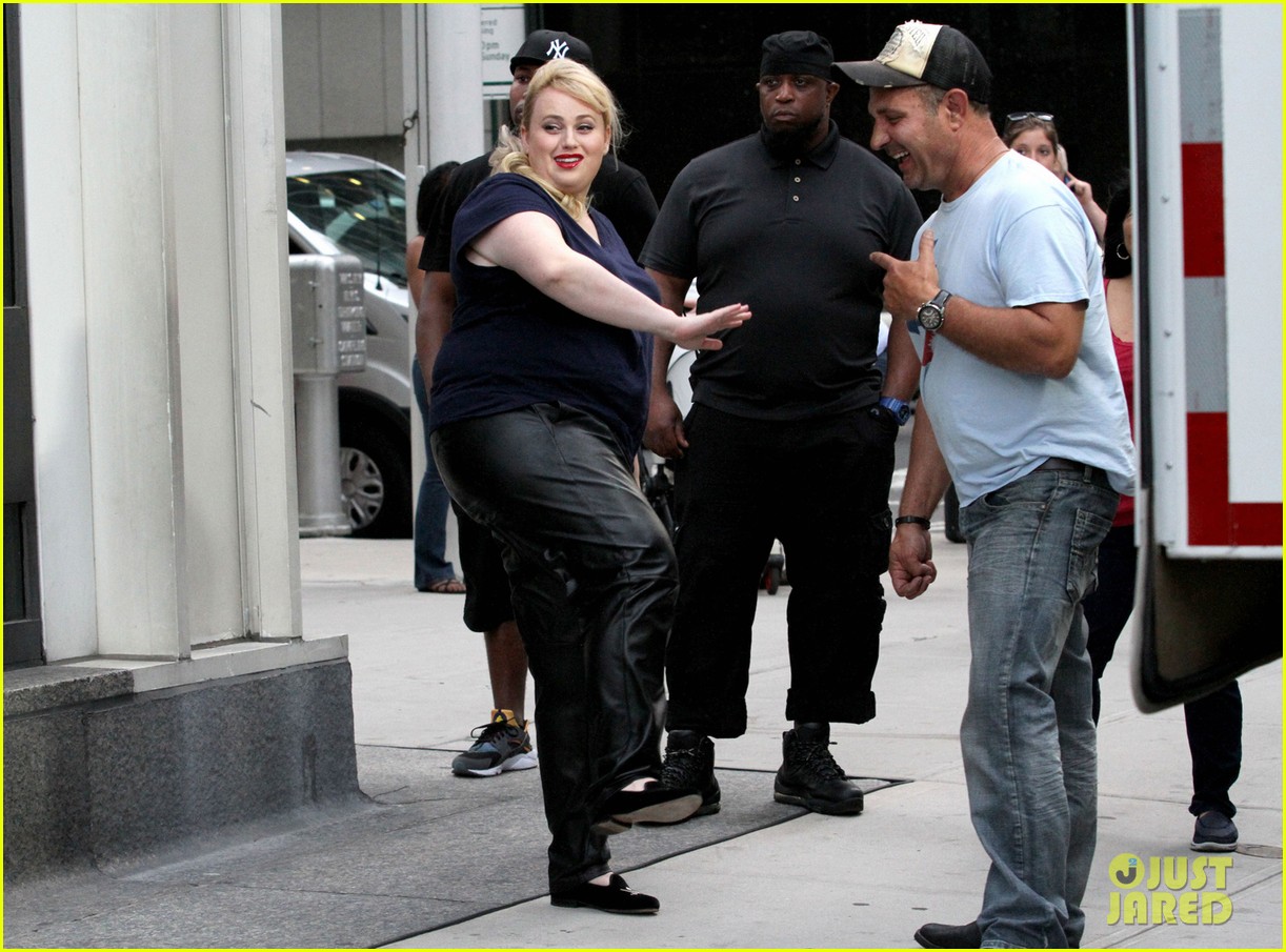 rebel wilson throws out first pitch at mets game 05