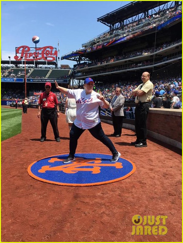 rebel wilson throws out first pitch at mets game 07