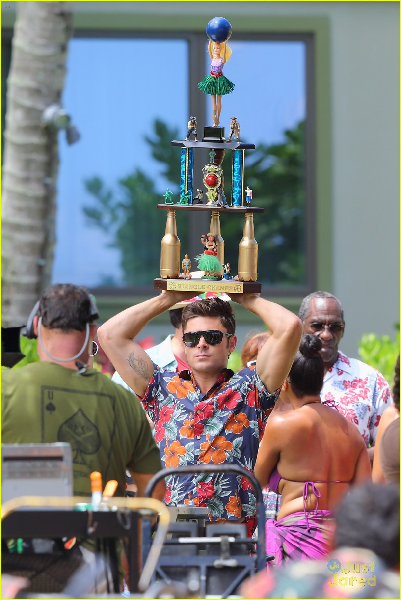 zac efron shirtless hawaii more ripped than ever 03