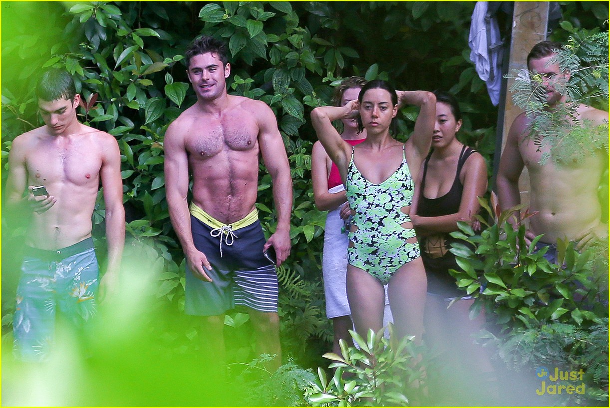 zac efron shirtless hawaii more ripped than ever 20