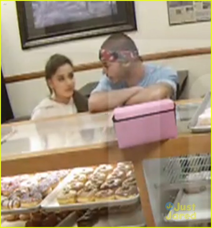 ariana grande kiss ricky alvarez donut shop 02