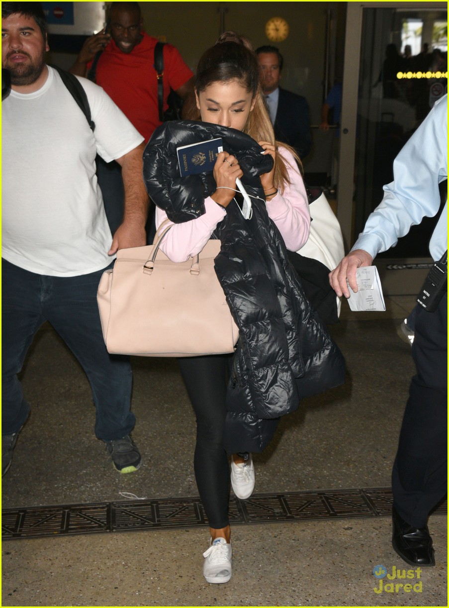 ariana grande excited gillies new show sdrr airport 03