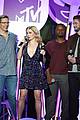 bella thorne brings boyfriend gregg sulkin on stage at mtv fandom awards 14