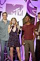 bella thorne brings boyfriend gregg sulkin on stage at mtv fandom awards 15