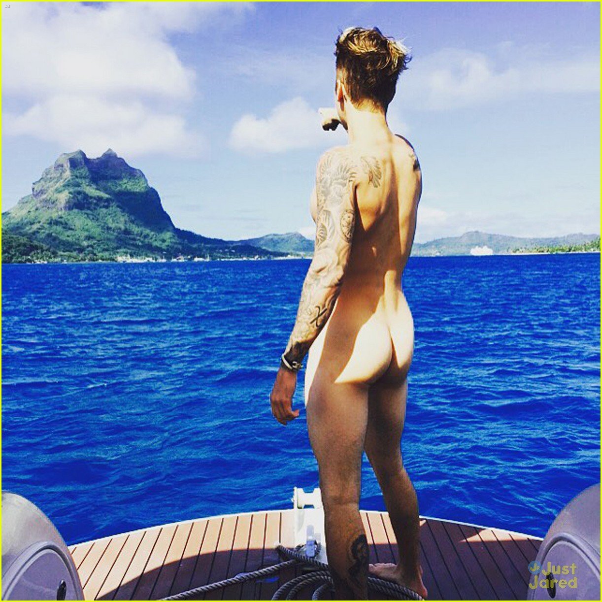 justin bieber goes butt naked in instagram photo 01