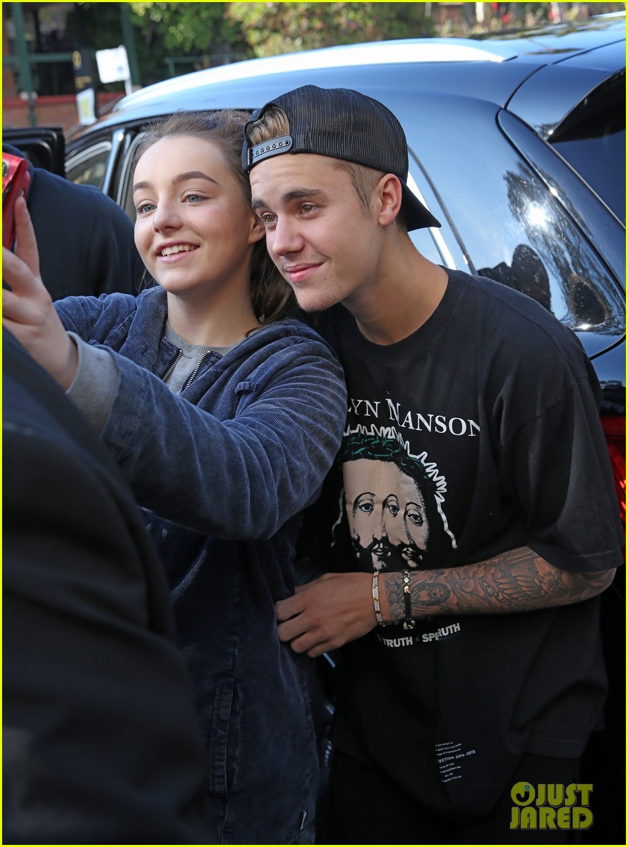 justin bieber greets fans ahead of hillsong church conference 02