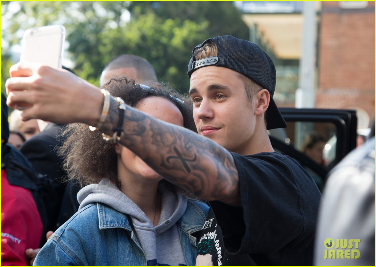 justin bieber greets fans ahead of hillsong church conference 03