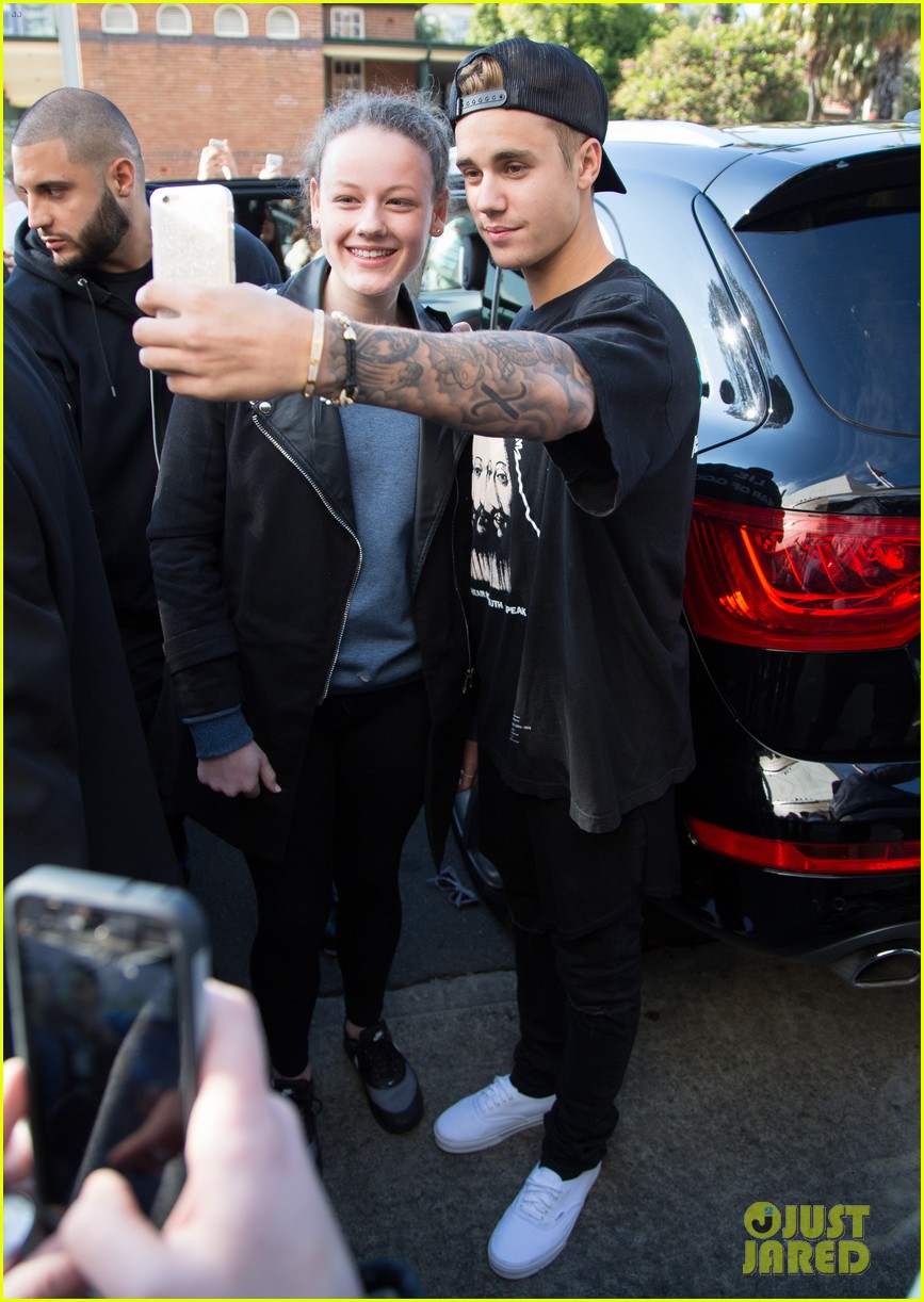 justin bieber greets fans ahead of hillsong church conference 04