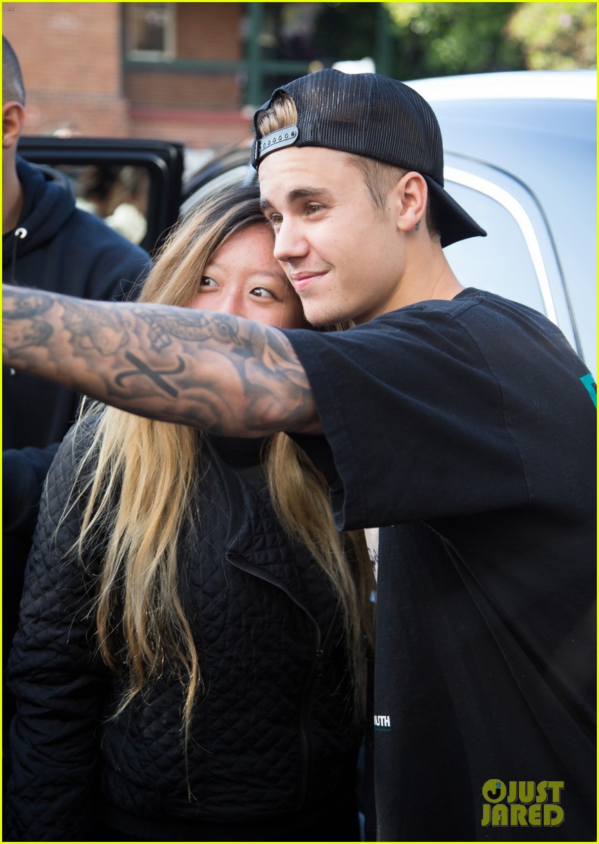 justin bieber greets fans ahead of hillsong church conference 05