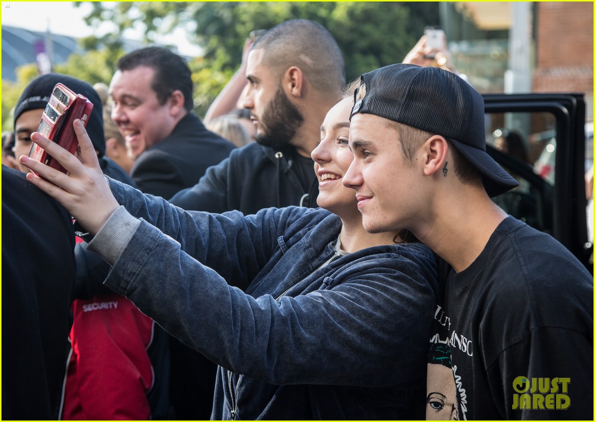 justin bieber greets fans ahead of hillsong church conference 07