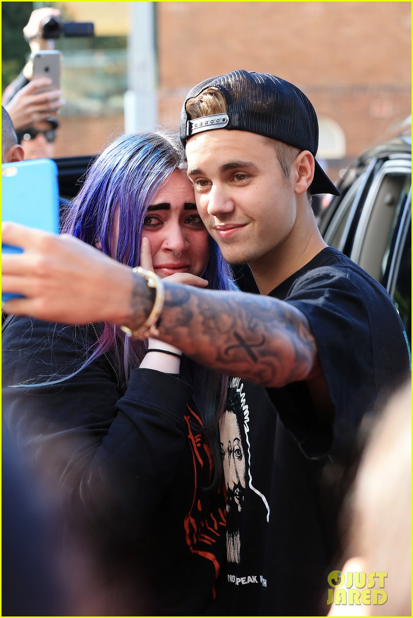justin bieber greets fans ahead of hillsong church conference 10